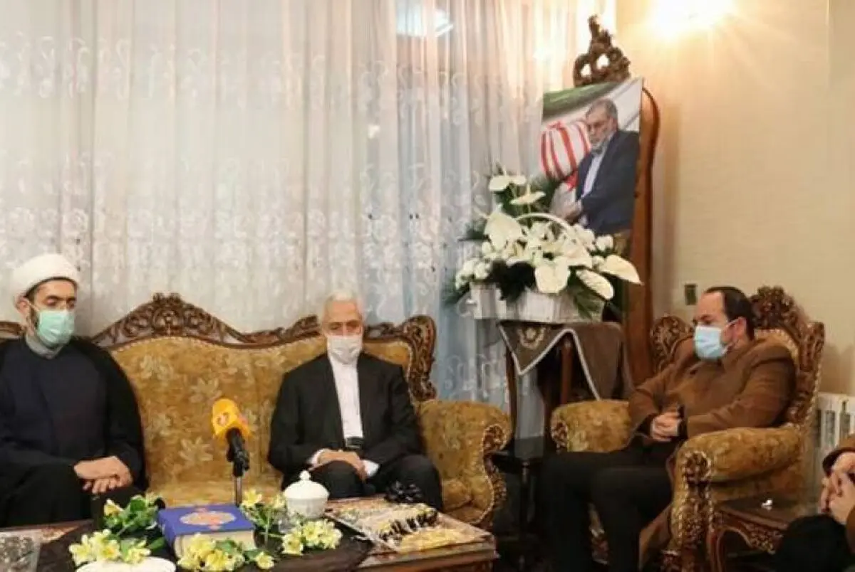 حضور وزیر علوم و نماینده ولی‌فقیه در دانشگاه‌ها در منزل شهید فخری‌زاده