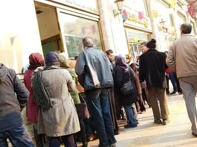 عرضه محدود دلار به صرافی‌ها قیمت‌ها را افزایش داد/ برخی صرافی‌ها دلار دولتی را برای خود ذخیره می‌کنند