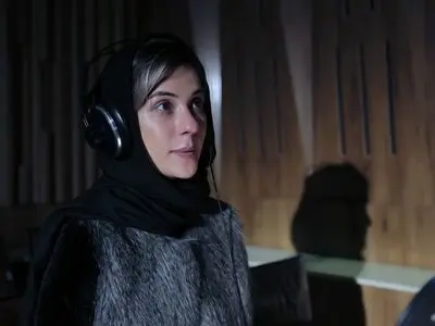 سارا بهرامی «من، ترانه ۱۵ سال دارم» را برای نابینایان روایت می‌کند+فیلم