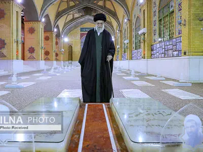 حضور مقام معظم رهبری در مرقد مطهر امام راحل و گلزار شهدای بهشت زهرا
