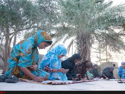 نادعلیان نقاشی روی پارچه را رایگان به زنان قشم آموزش می‌دهد