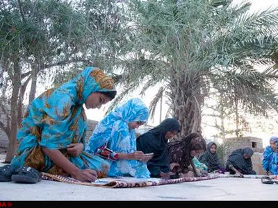 نادعلیان نقاشی روی پارچه را رایگان به زنان قشم آموزش میدهد