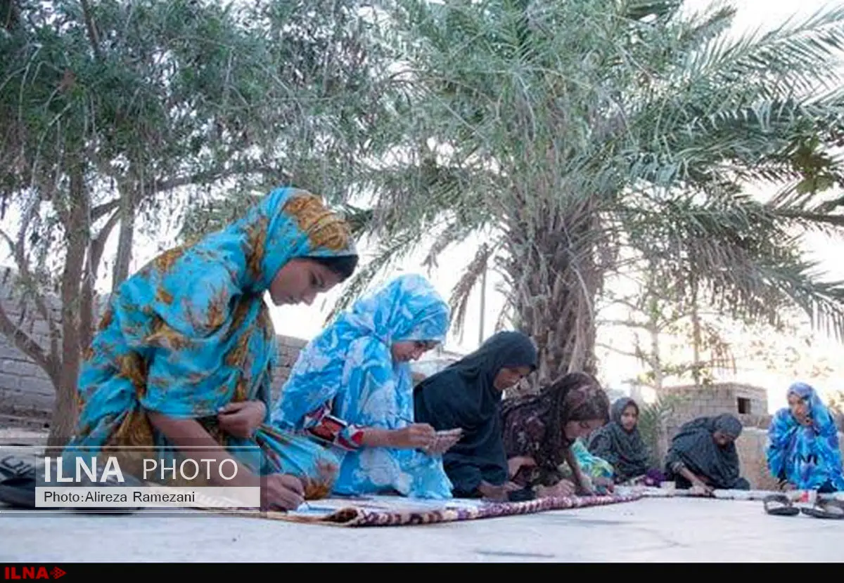 نادعلیان نقاشی روی پارچه را رایگان به زنان قشم آموزش میدهد