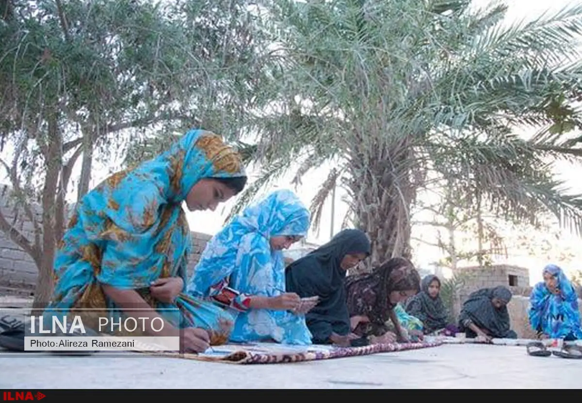 نادعلیان نقاشی روی پارچه را رایگان به زنان قشم آموزش می‌دهد