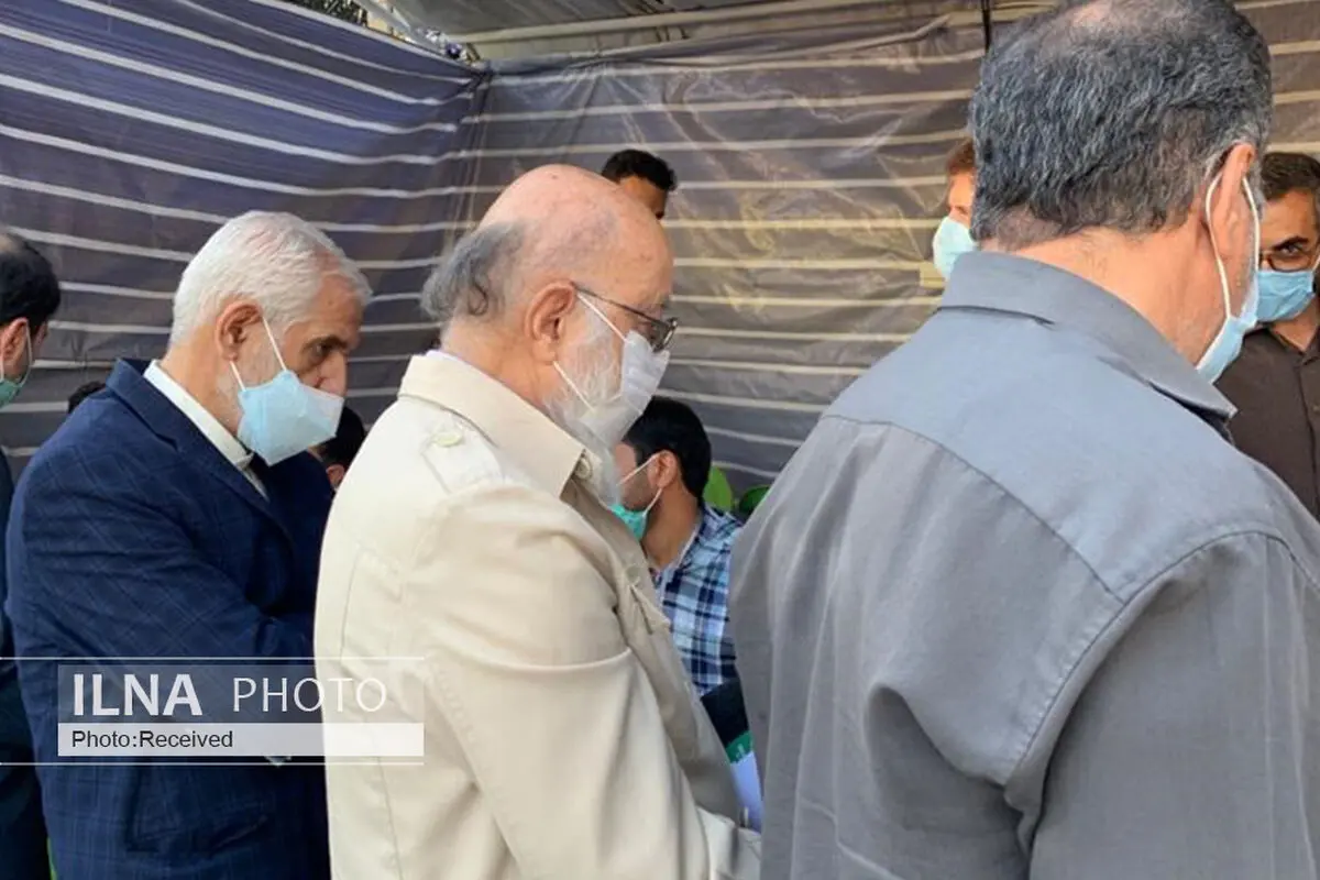 چمران و سروری در حرم عبدالعظیم حسنی رای خود را به صندوق انداختند