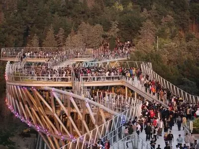 استقبال گردشگران نوروزی از جاذبه‌های منطقه ویژه گردشگری عباس‌آباد