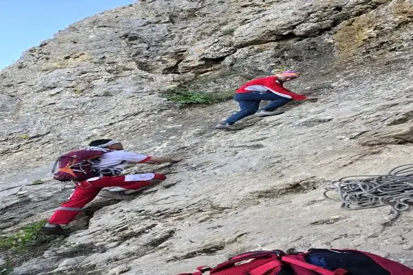 امدادگران چهارمحال و بختیاری به حادثه دیدگان کوهستان تنگ درگپ در شهرستان کیار امداد رسانی کردند