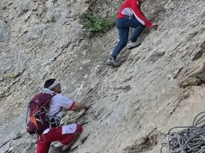 امدادگران چهارمحال و بختیاری به حادثه دیدگان کوهستان تنگ درگپ در شهرستان کیار امداد رسانی کردند