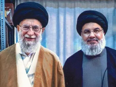 دستخط رهبر انقلاب و شهید سیدحسن نصرالله در قرآن اهدایی به خانواده شهید همدانی + عکس