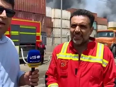 توضیحات یکی از نیروهای آتش‌نشانی دربارۀ علل شعله‌ورشدن مجدد آتش در بندر شهید رجایی + فیلم
