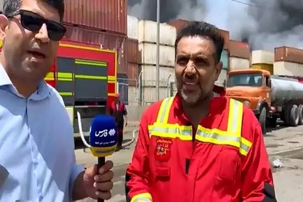 توضیحات یکی از نیروهای آتش‌نشانی دربارۀ علل شعله‌ورشدن مجدد آتش در بندر شهید رجایی + فیلم