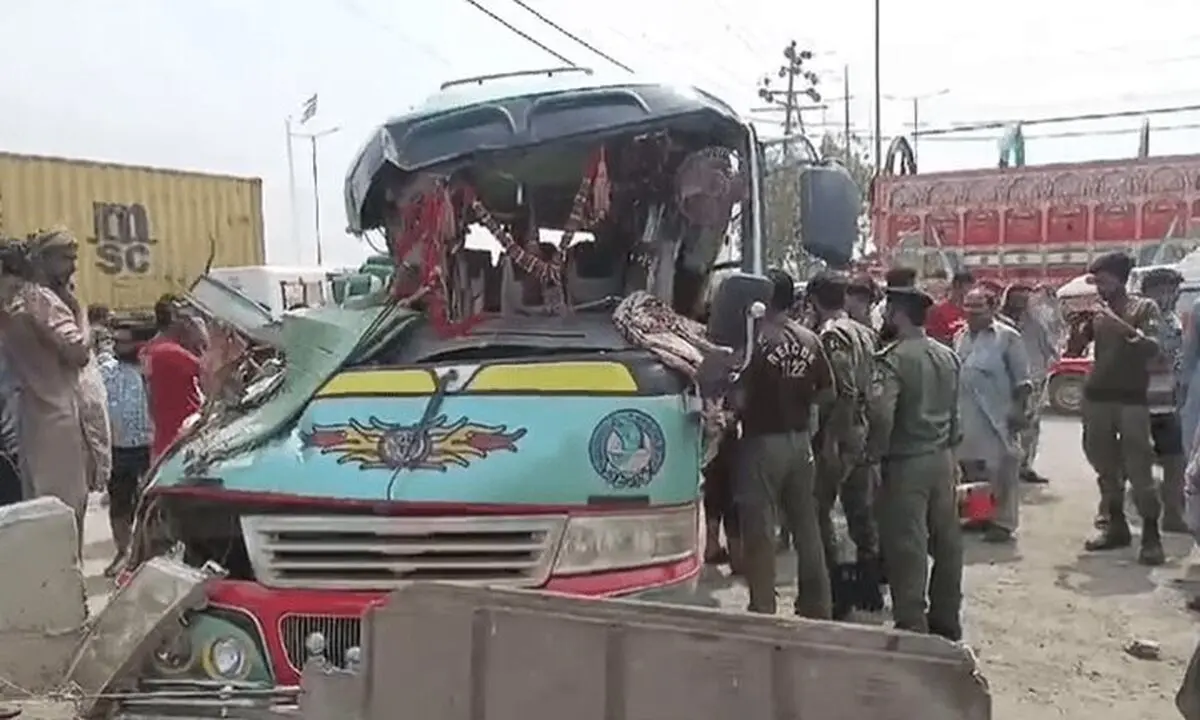 دستکم ۲۱ کشته و مصدوم در پی واژگونی یک دستگاه اتوبوس در پاکستان