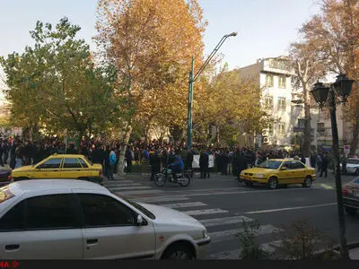 تجمع جمعی از کارگران کیان‌تایر در اعتراض به وضعیت تولید