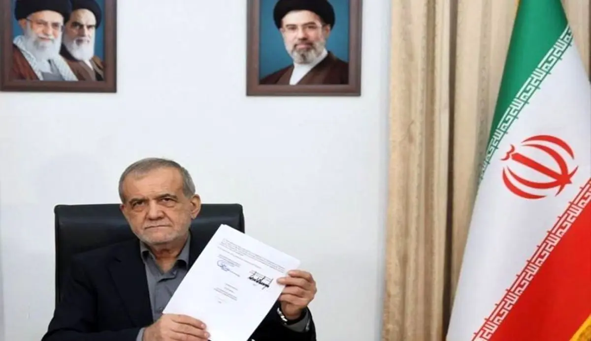 بزشکیان یوقع مذکرة تفاهم إسلام آباد بین ایران وامیرکا