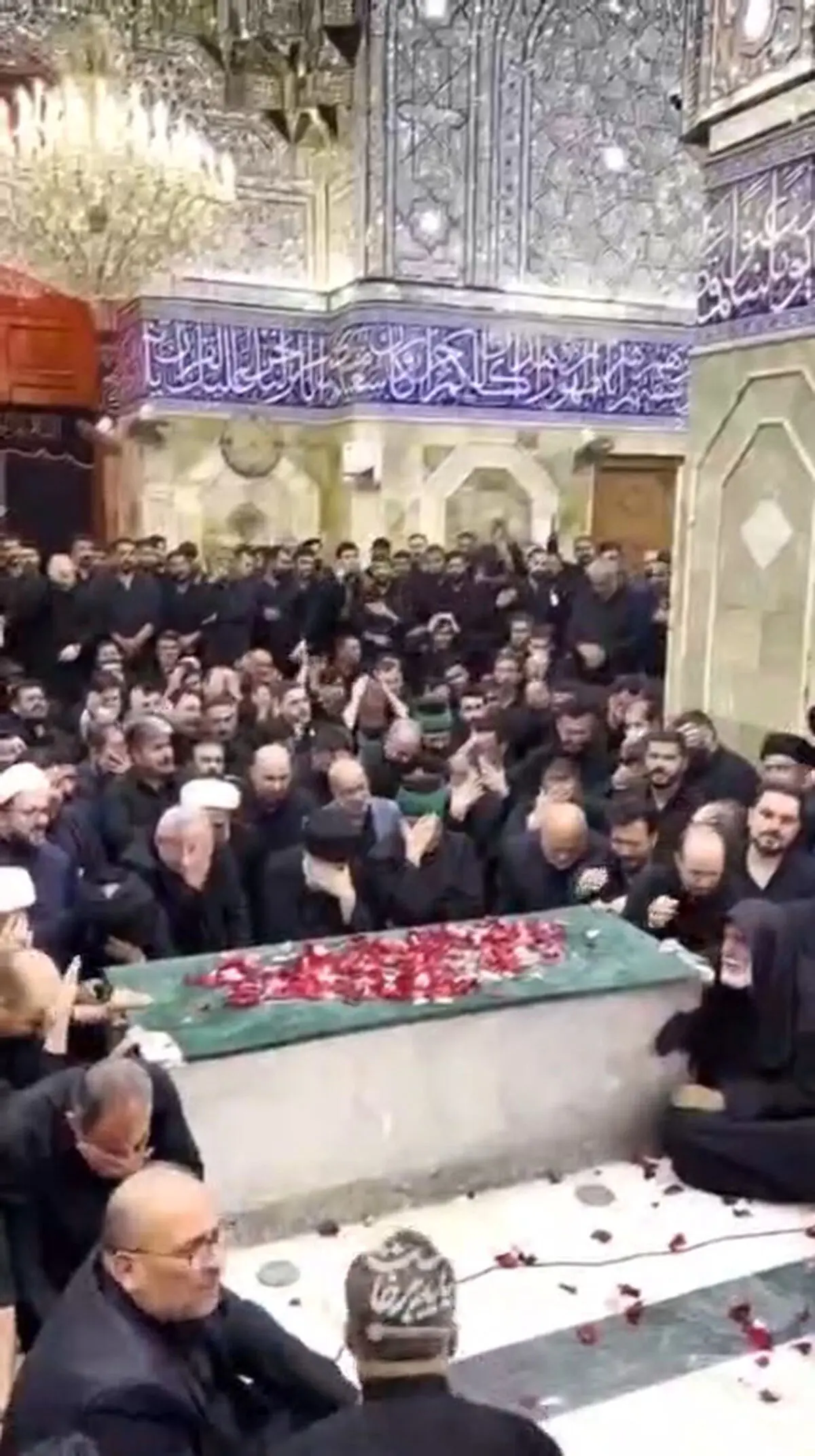 تصاویری از حال و هوای بدرقۀ رهبر شهید انقلاب در جوار مضجع شریف قمر منیر بنی هاشم علیه‌السلام + فیلم