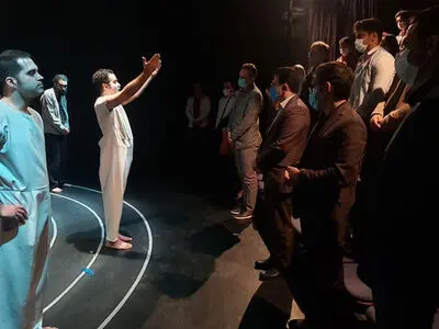مدیرکل هنرهای نمایشی از اجراگران «صاحبدلان» قدردانی کرد/ تماشای اجرای پایانی «بین یه عالمه ماهی»
