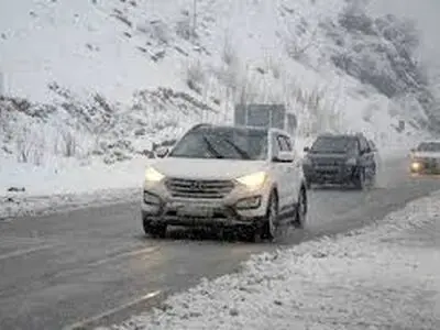 بارش برف در اکثر محورهای استان مرکزی جریان دارد