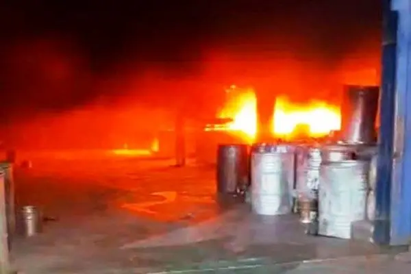 آتش سوزی انبار یک کارخانه صنایع شیمیایی در شهرک صنعتی خیام