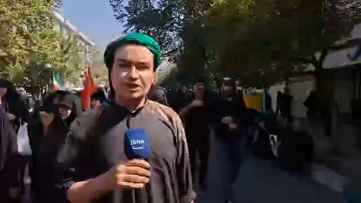 مصاحبه با جوان همدانی شرکت کننده در مراسم  وداع و تشییع امام شهید  + فیلم