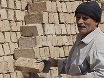 کارگران خانوادگی کوره پزخانه‌ها روزی ۱۵ ساعت کار می‌کنند