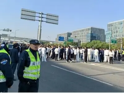 مسدود کردن بزرگراه‌ها توسط کارگران شانگهای چین در اعتراض به موج تعدیل نیرو 
