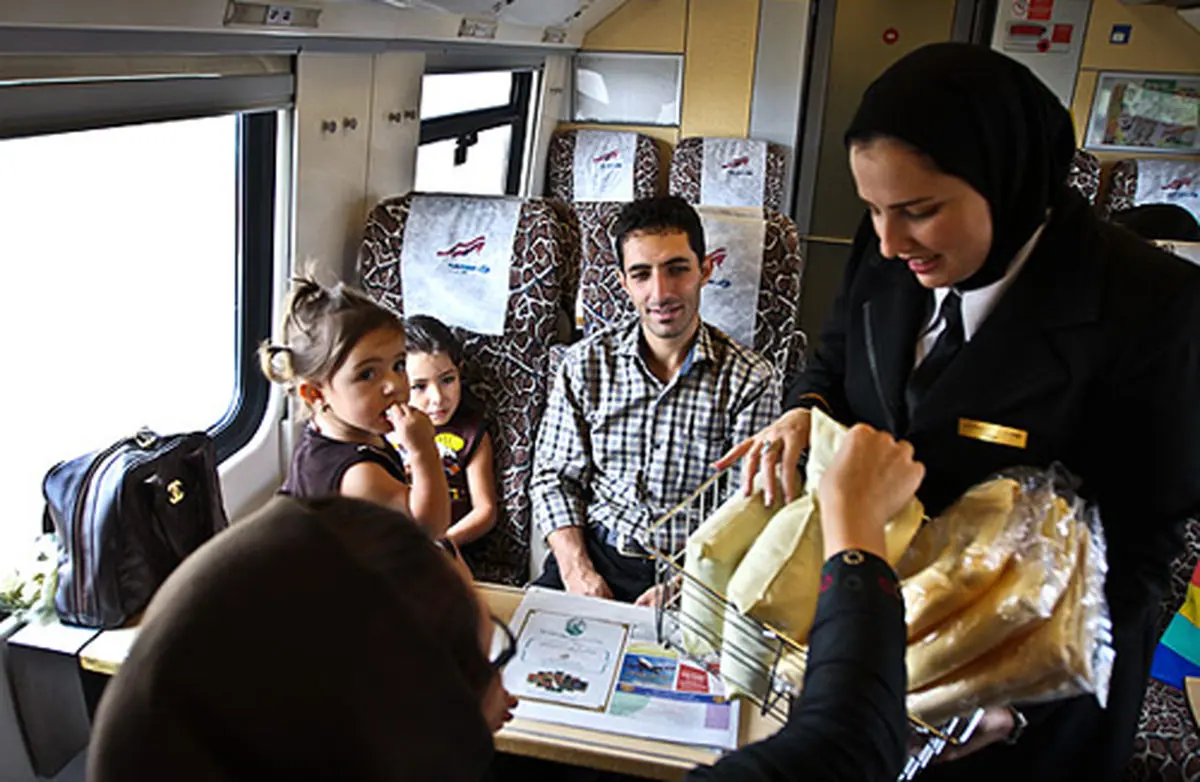 مهمانداران شرکت راه آهن رجاء: از تبعیض رنج می‌بریم