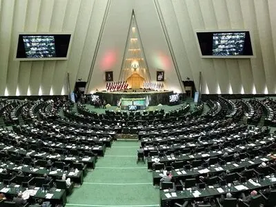 البرلمان الإیرانی یبلّغ الحکومة بتنفیذ قانون الرد بالمثل على أمیرکا