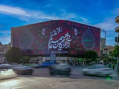 دیوارنگاره میدان انقلاب سیاه‌پوش شد