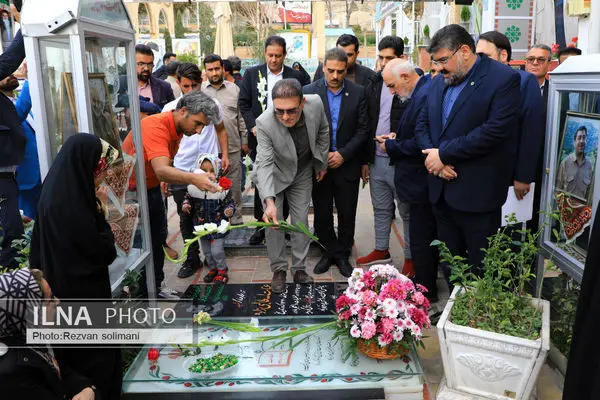 تجلیل از خانواده شهدای حادثه تروریستی در گلزار شهدای کرمان