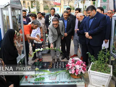 تجلیل از خانواده شهدای حادثه تروریستی در گلزار شهدای کرمان