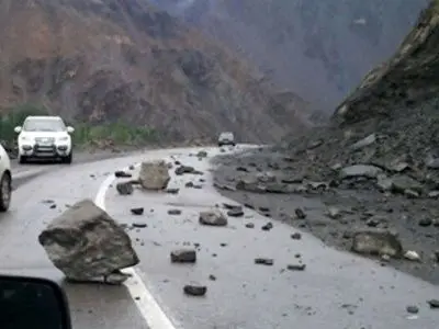 هشدار خطر ریزش سنگ و رانش زمین در جاده‌های کوهستانی مازندران