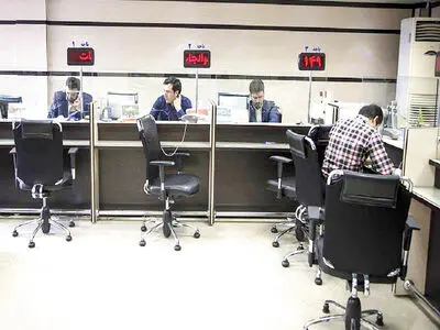 پیگیر پیامک‌های تهدیدآمیز بانک‌ها درباره تاخیر در پرداخت اقساط وام‌های خرد با وجود بخشودگی بانک مرکزی هستیم/ رایزنی با وزارت کار برای تعیین تکلیف وضعیت قراردادهای کارگری