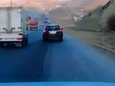 حرکات خطرناک راننده خودروی سواری منجر به توقیف ۷۲ ساعته شد + فیلم