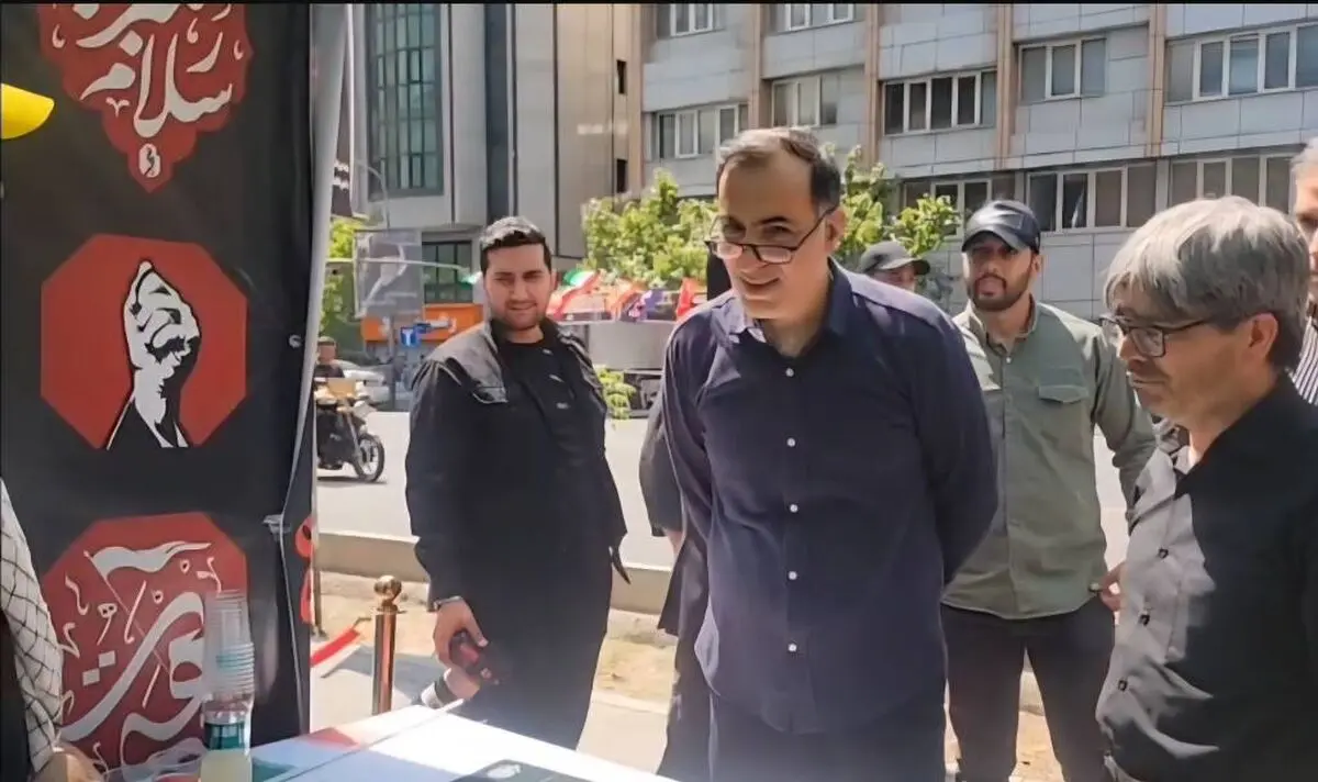 بازدید رئیس بنیاد شهید از مواکب این بنیاد در مسیر تشییع پیکر مطهر رهبر شهید