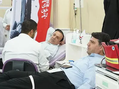 استاندار قزوین با اهدای خون، مردم را به مشارکت در نجات جان بیماران دعوت کرد