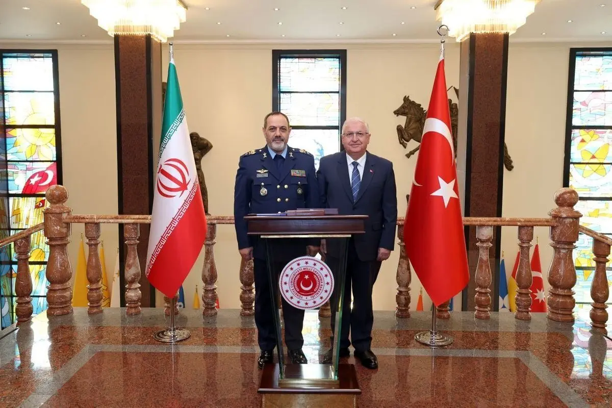وزير الدفاع الإيراني: تطوير العلاقات الدفاعية مع تركيا ضروري لمواجهة التحديات في العالم الإسلامي والمنطقة