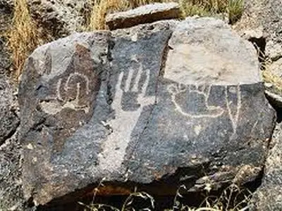 صدور دستور قضایی برای توقف عملیات نیروگاه خورشیدی در اراضی باستانی دلیجان / کشف سنگ‌نگاره‌هایی به قدمت «پیش از تاریخ»