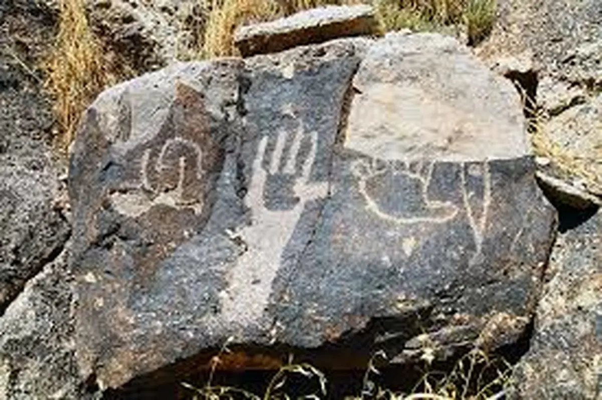 صدور دستور قضایی برای توقف عملیات نیروگاه خورشیدی در اراضی باستانی دلیجان / کشف سنگ‌نگاره‌هایی به قدمت «پیش از تاریخ»