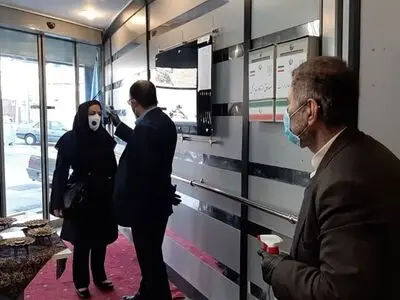 بازدیدکنندگان پس از احراز سلامتی بلیت موزه دریافت می‌کنند