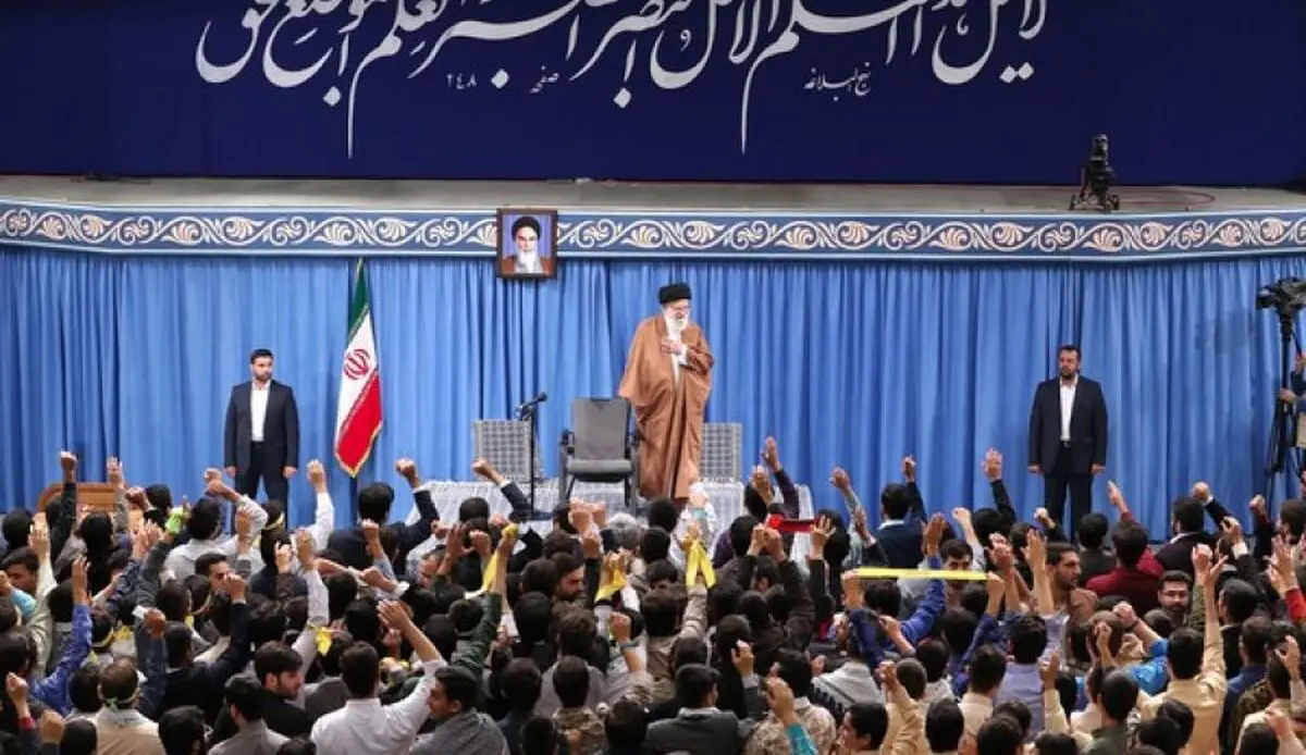 قائد الثورة: امیرکا الیوم اضعف مما کانت علیه لکنها اکثر وحشیة ووقاحة 