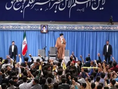 قائد الثورة: امیرکا الیوم اضعف مما کانت علیه لکنها اکثر وحشیة ووقاحة 
