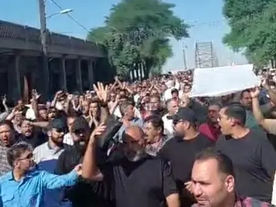 جمعی از کارگران و کارکنان گروه ملی صنعتی فولاد ایران امروز مقابل استانداری خوزستان تجمع کردند