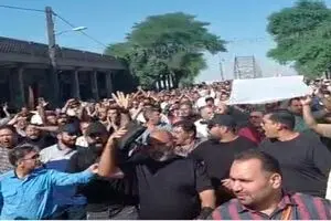 جمعی از کارگران و کارکنان گروه ملی صنعتی فولاد ایران امروز مقابل استانداری خوزستان تجمع کردند