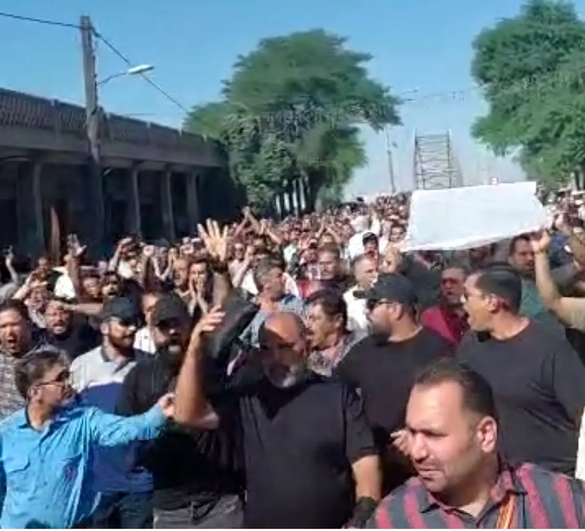 جمعی از کارگران و کارکنان گروه ملی صنعتی فولاد ایران امروز مقابل استانداری خوزستان تجمع کردند