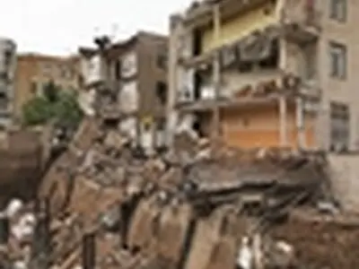 نجات دو زن از ساختمان تخریب شده در جردن