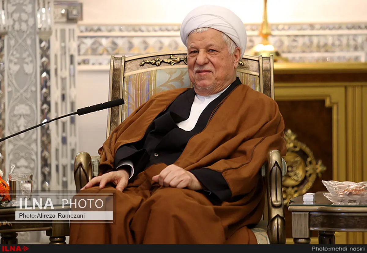 نفوذی کسانی هستند که با امکانات بیت‌المال سعی در تخریب چهره‌های انقلابی دارند