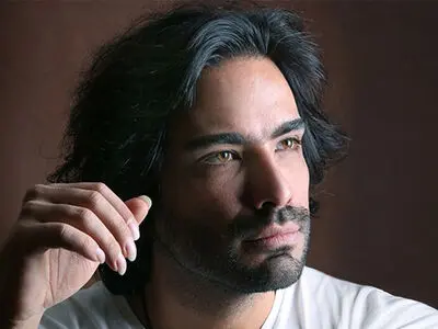 علی قمصری با «تار ایرانی» به کرج رسید/ لغو اجرا در کاروانسراهای «ینگی مام» و کاخ «سلیمانیه» یک روز  پیش از موعد