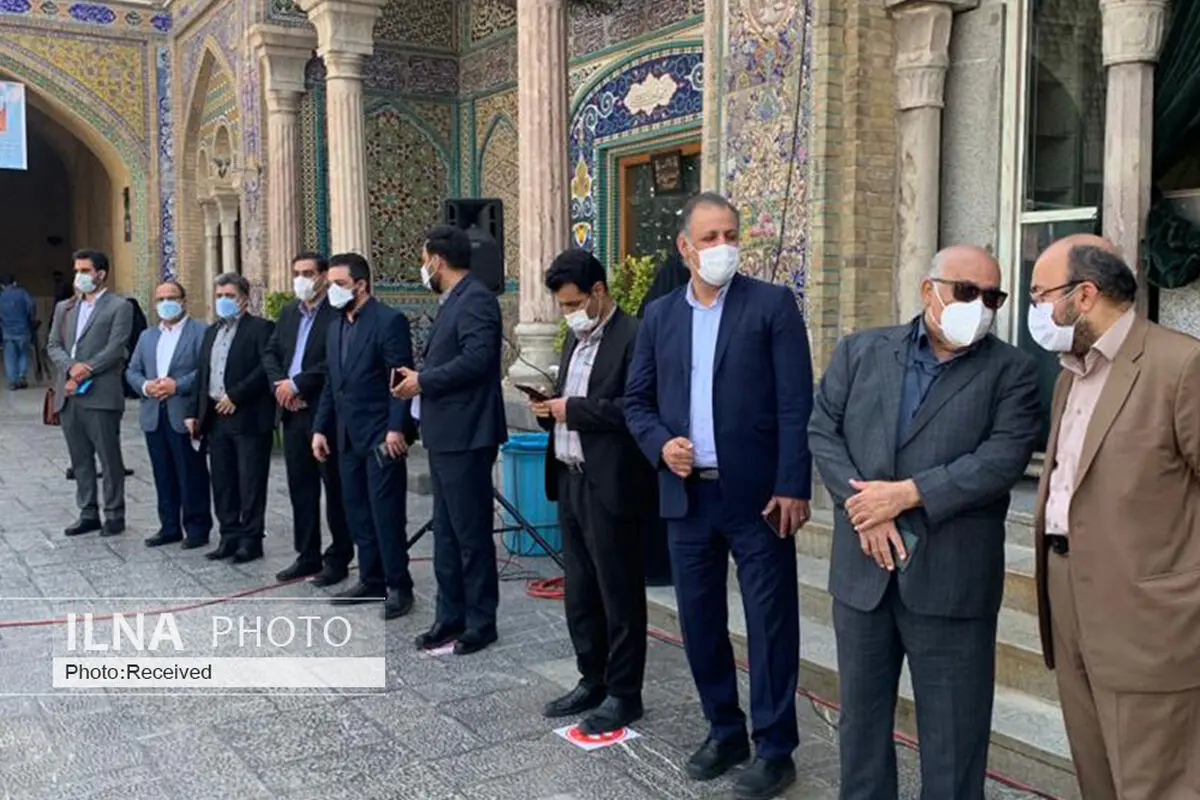 حضور اعضای لیست جمهور در حرم عبدالعظیم حسنی برای شرکت در انتخابات 