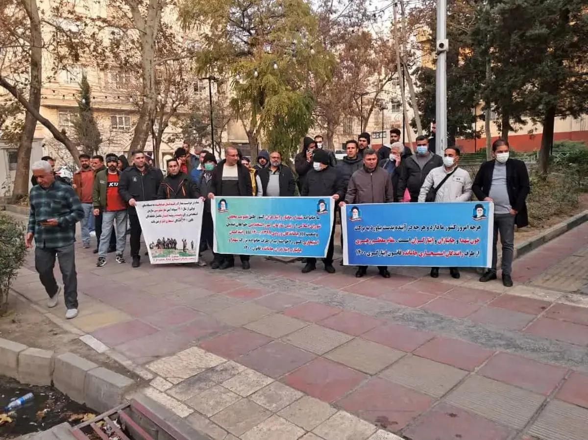 تجمع رانندگان استیجاری ایثارگر مقابل سازمان امور استخدامی/ هنوز مشمول تبدیل وضعیت نشده‌ایم! 