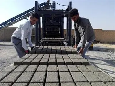 شرکة إیرانیة ناشئة تنتج "طوب خراسانی" عبر إعادة تدویر زجاجات المیاه